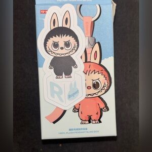 THE MONSTERS - Pin For Love Series - Vinyl Plush Pendant Blind Box (N-Z) 

*R*